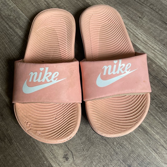 Kid’s Pink Nike slides - Picture 2 of 4